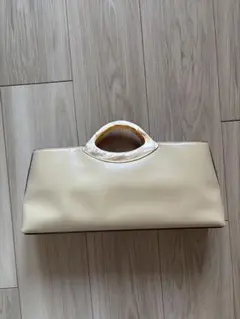 クリーム色 ボックス型ハンドバッグ