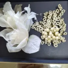 ホワイトフラワーコサージュとパール調ブローチセット