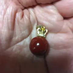 魅力的！今月中お値下げします。 血赤サンゴタイプの 玉石状の王冠型ペンダント