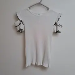 a.v.v フリル付きオフショルダーTシャツのサムネイル
