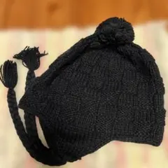 黒いポンポン付きニット帽