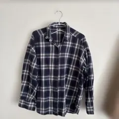 ネイビーとホワイトのチェック柄シャツ