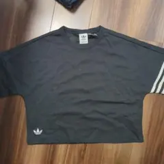 adidas クロップド丈ショートスリーブTシャツ