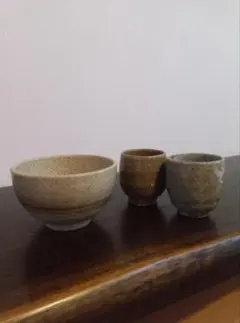 陶器のボウルとお湯のみふたつの３点のサムネイル