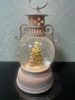 ピンクのランタン型スノードーム