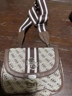 GUESS ロゴキャンバス ショルダーバッグ ブラウンのサムネイル