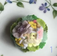 カラフル花モチーフブローチ