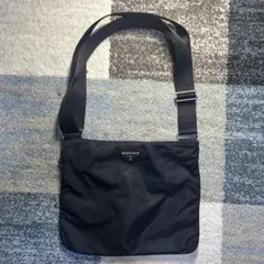 PRADA ショルダーバッグ 斜め掛けバッグ 三角ロゴ ブラック 黒