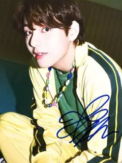 セール中…V直筆サイン入り超大型写真…BTS…防弾少年団 - メルカリ