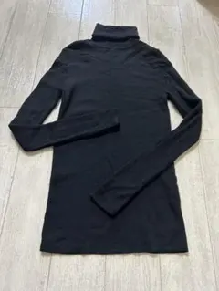 黒のタートルネックニット 長袖