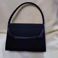 黒のシンプルハンドバッグ