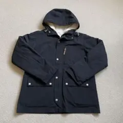 フード付き黒マウンテンパーカー