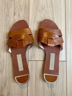ZARA クロスオーバーフラットレザーサンダル EU35のサムネイル