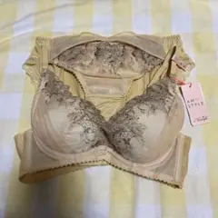 イエロー、ゴールド刺繍のレースデザインのブラジャー　B65 ショーツ　Mサイズ