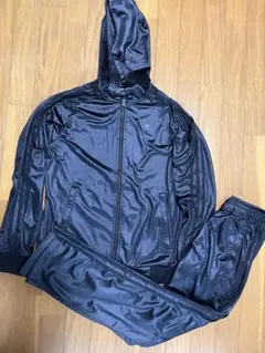 黒のフード付きジャージ上下セット