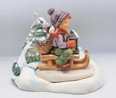 フンメル人形　「クリスマスに乗る」ドイツ・ゲーベル フンメル人形 「クリスマスに乗る」ドイツ・ゲーベル - メルカリ