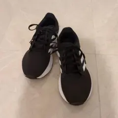 adidas スニーカー