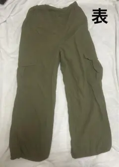 カーキパンツ