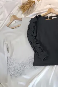 レース付きホワイト長袖トップスとフリルブラック長袖トップスの2点