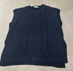 美品☆ケーブル編み　ニットベスト