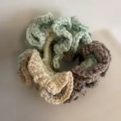 フリルデザインの編み物シュシュ　他の商品とおまとめ買いで100円引き