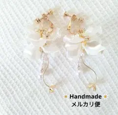 919.お花イヤリング✾匿名配送✾送料込み✾揺れるホワイトフラワー花弁パール