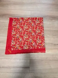 赤い花柄大判スカーフ