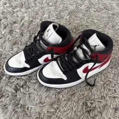 NIKE AIR JORDAN 1 MIDスニーカー ブラックホワイトレッド