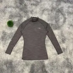 ✨TIGORA✨サイズM グレー ストライプ ハイネック 長袖 トップスのサムネイル