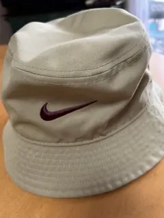 NIKE バケットハット　Ｍサイズ　ベージュ　メンズのサムネイル