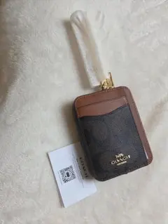 コーチ シグネチャーキャンバス製ジップカードケース（ゴールドチェーン付き）