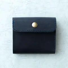 コンパクトな手縫いの革財布　ネイビー×ブルー