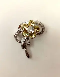 花モチーフ ブローチ エレガント
