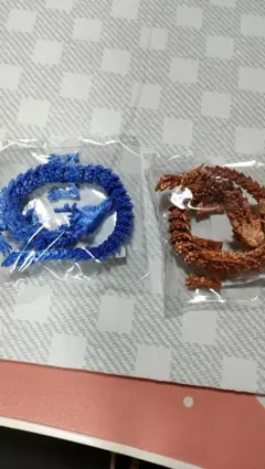 ドラゴンデザインのプラスチック製アイテム（青・茶色）
