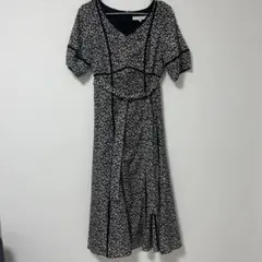 MERCURYDUO 黒と白の花柄 半袖ワンピース