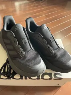adidas ブラック スニーカー　24センチ　中古　紐は未使用