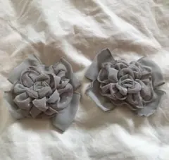 グレーの布製花デコレーションパーツ2個セット