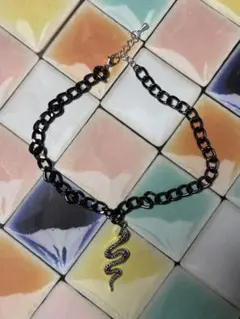 蛇型チャーム付き黒色チェーンチョーカー