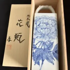 青い花柄の陶器花瓶 持ち手付き