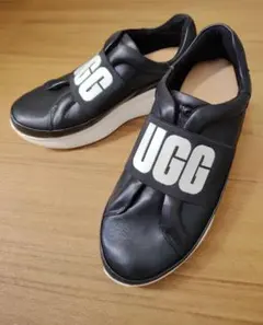 UGG Libu Logo ブラック レザースリッポン