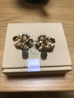 バナナブラウン　花モチーフ ピアス新品未使用