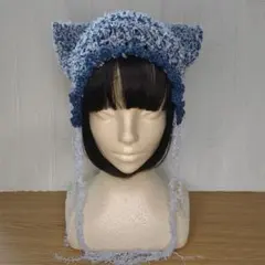 値下げ！手編みのフリル仕立ての猫耳ニット帽❗️チュチュリボン✕ブルー。あご紐付き