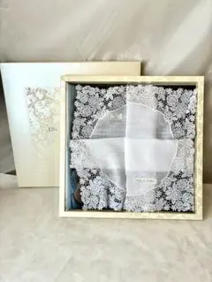 YOSHIE INABA ヨシエイナバ　ハンカチ　刺繍　白ホワイト　プレゼントのサムネイル