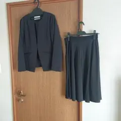 黒のジャケットとスカートのセット