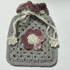 花モチーフのかぎ針編み巾着袋！グラニースクエアのポーチ♡ニット小物