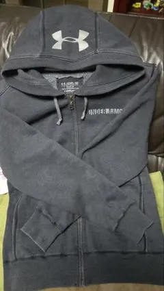 アンダーアーマ　ダークグレーパーカー　フードに大きなロゴマーク付き