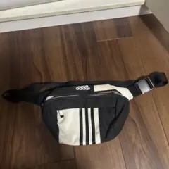 adidas ボディバッグ 黒/白 ストライプデザイン