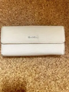 EMODA ホワイト 長財布 フラップ式のサムネイル