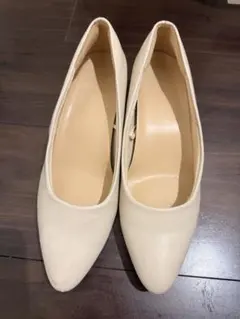 ホワイト ポインテッドトゥパンプス 中ヒール