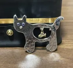 猫型ブローチ 青いストーン付き